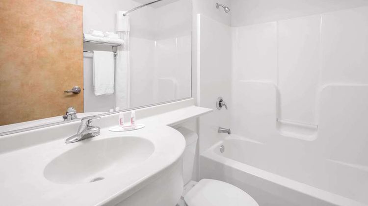 Microtel Inn & Suites by Wyndham Quincy Room