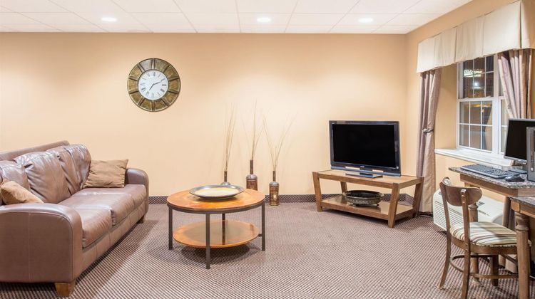Microtel Inn & Suites by Wyndham Quincy Lobby