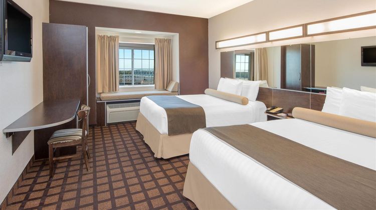 Microtel Inn & Suites by Wyndham Quincy Room