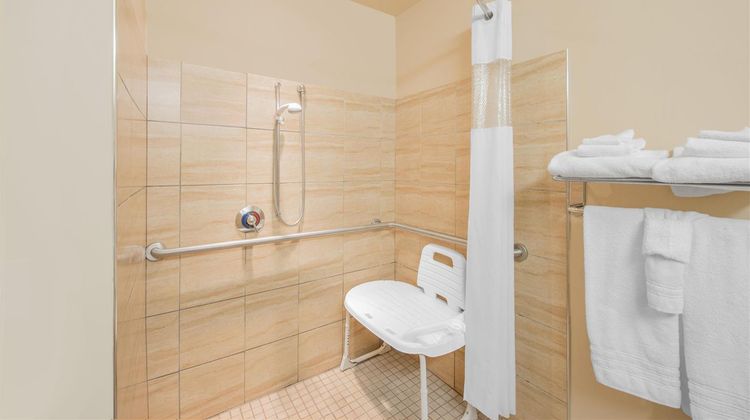 Microtel Inn & Suites by Wyndham Quincy Room