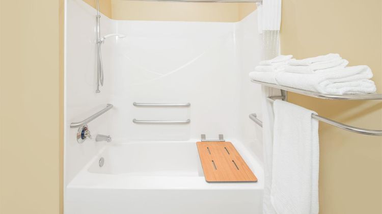 Microtel Inn & Suites by Wyndham Quincy Room