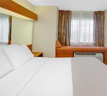 Microtel Inn & Suites Hattiesburg Room