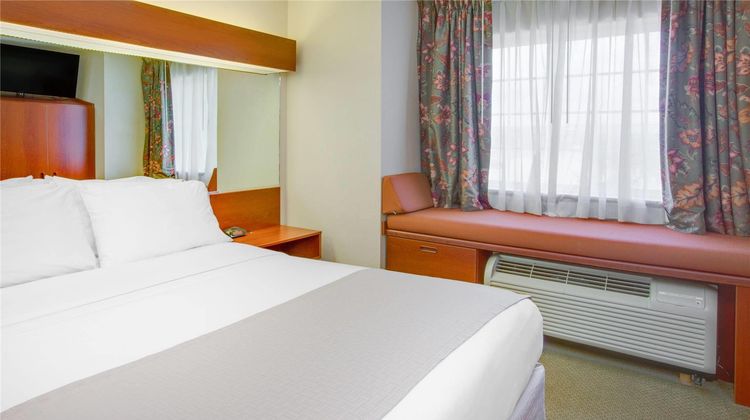 Microtel Inn & Suites Hattiesburg Room