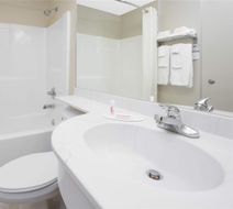 Microtel Inn & Suites Hattiesburg Room