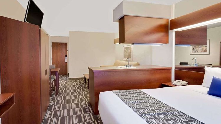 Microtel Inn & Suites Middletown Room