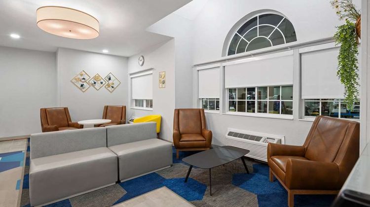 Microtel Inn & Suites by Wyndham Houma Lobby