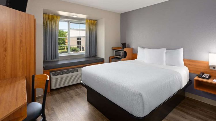 Microtel Inn & Suites Ann Arbor Room
