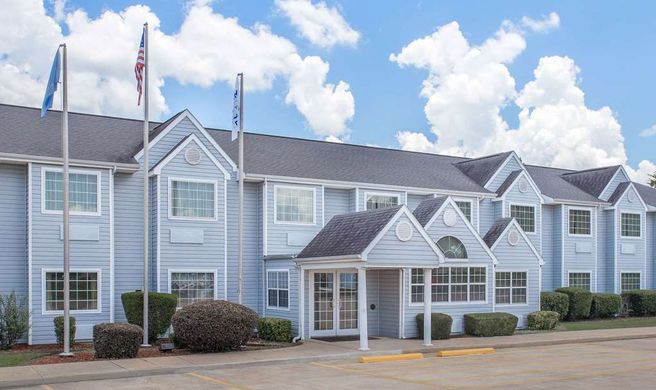 Microtel Inn & Suites Broken Bow Exterior