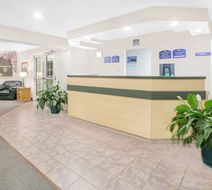 Microtel Inn & Suites Broken Bow Lobby