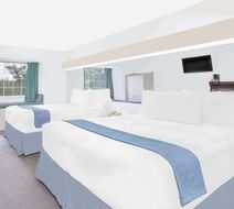 Microtel Inn & Suites Broken Bow Room