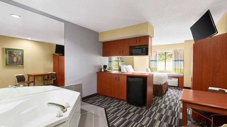 Microtel Inn & Suites Thomasville Suite