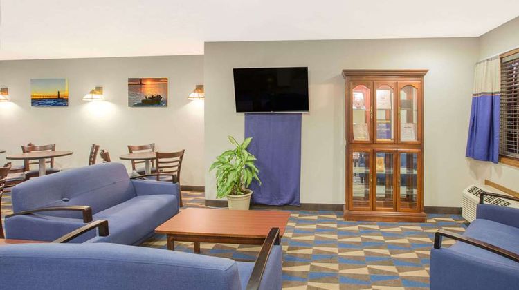 Microtel Inn & Suites Manistee Lobby