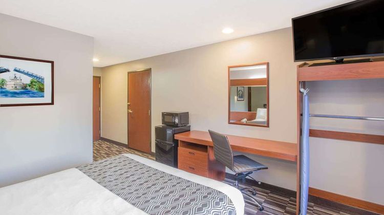 Microtel Inn & Suites Manistee Room
