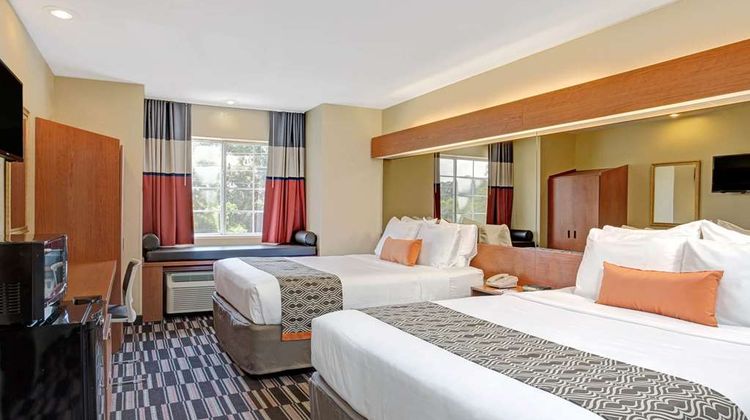 Microtel Inn & Suites Bushnell Room
