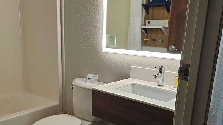 Microtel Inn & Suites Bushnell Room