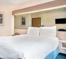 Microtel Inn & Suites by Wyndham Tomah Room