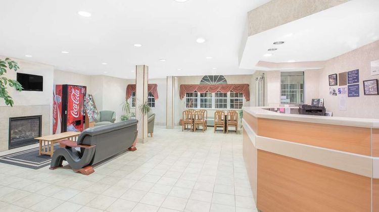 Microtel Inn & Suites Colfax/Newton Lobby