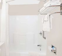 Microtel Inn & Suites Colfax/Newton Room
