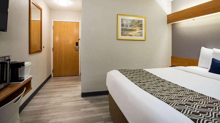 Microtel Inn & Suites Southern Pines Room