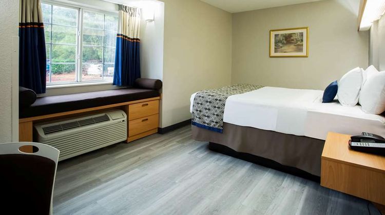 Microtel Inn & Suites Southern Pines Room