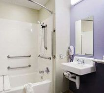 Microtel Inn & Suites Eagle River Room