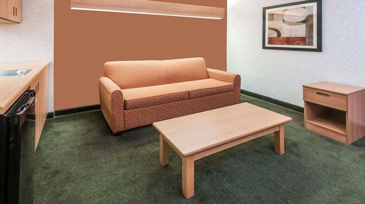 Super 8 Columbus West Suite