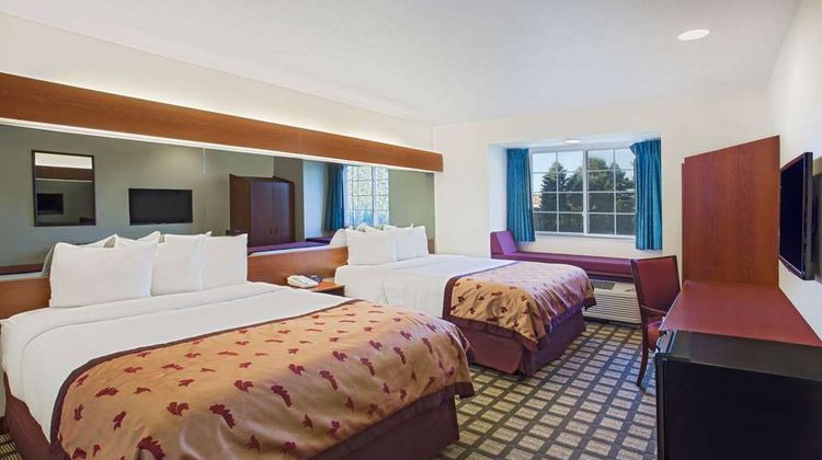 Microtel Inn & Suites by Wyndham Holland Room