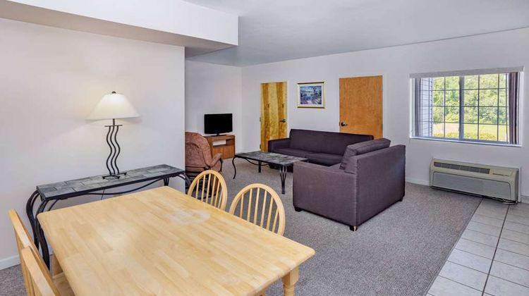 Microtel Inn & Suites Plattsburgh Suite