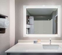 Hawthorn Suites by Wyndham Columbus West Room