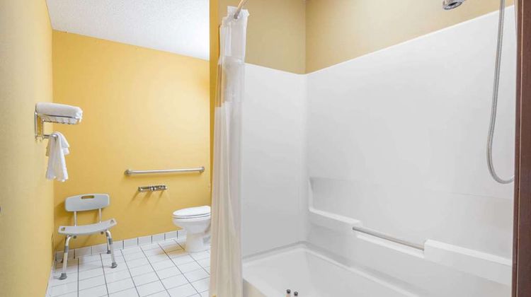 Microtel Inn & Suites Riverside Room