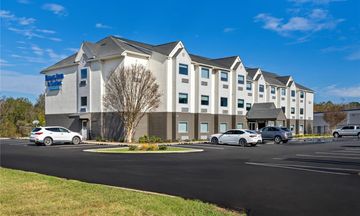 Days Inn & Suites by Wyndham Brandon
