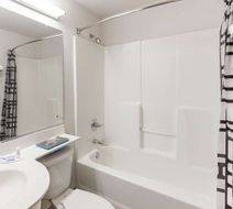 Microtel Inn & Suites by Wyndham Ardmore Room