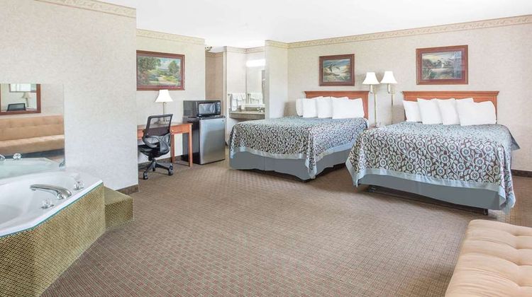 Days Inn & Suites Brinkley Suite