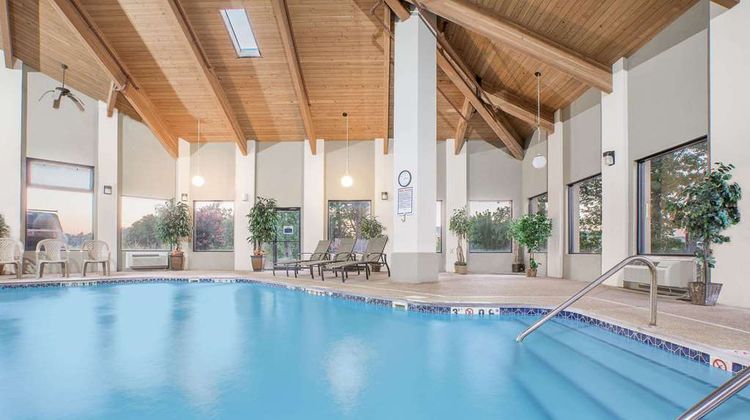 Days Inn & Suites Brinkley Pool