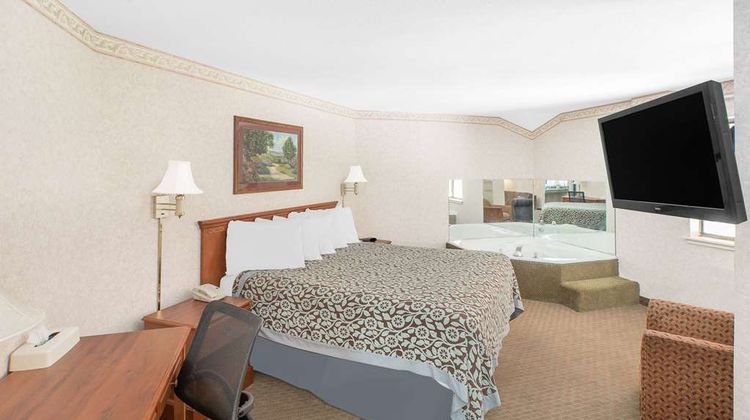 Days Inn & Suites Brinkley Suite