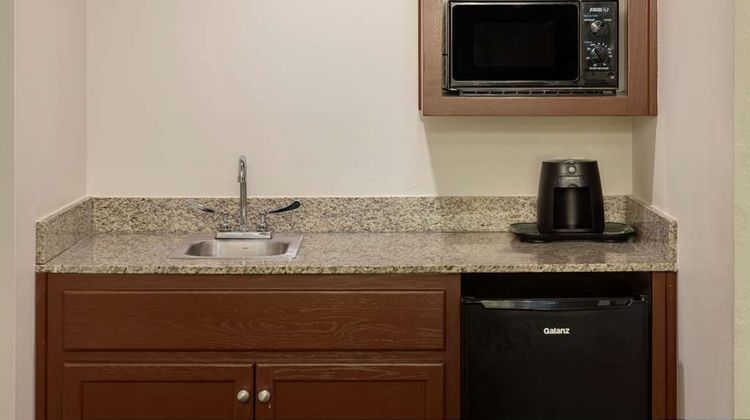 Wingate by Wyndham Galleria Atlanta Suite