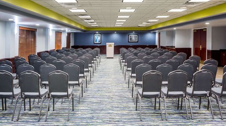 <b>Wingate by Wyndham Chesapeake Meeting</b>. Images powered by <a href="https://iceportal.shijigroup.com/" title="IcePortal" target="_blank">IcePortal</a>.