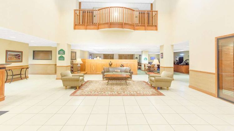 Wingate by Wyndham Bentonville Airport Lobby