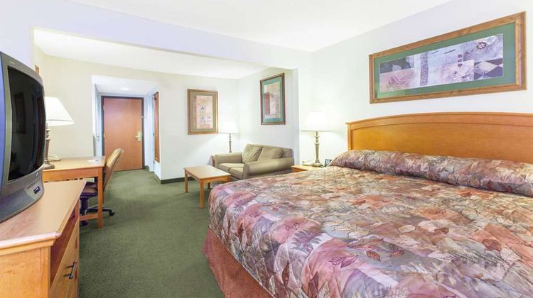 Wingate by Wyndham Bentonville Airport Suite
