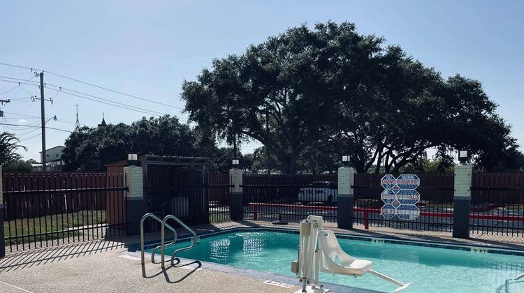 Days Inn Dickinson TX Pool