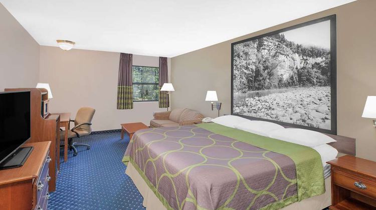 Super 8  Lowell/Bentonville/Rogers Area Suite