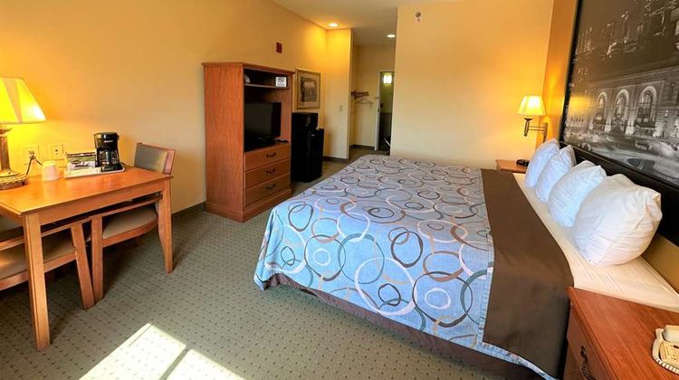 Super 8 Topeka at Forbes Landing Room