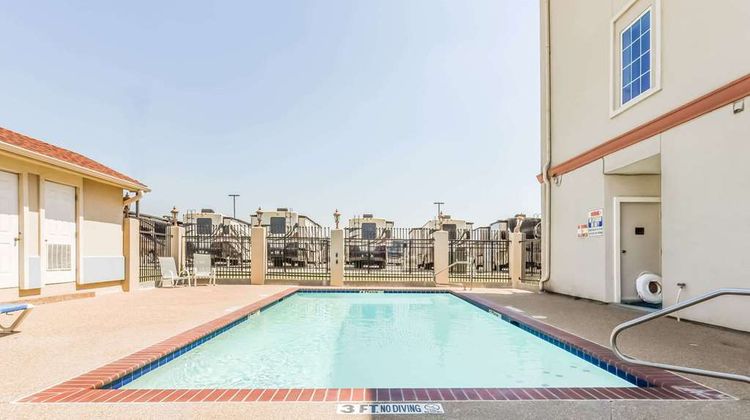Super 8 Alvarado Pool