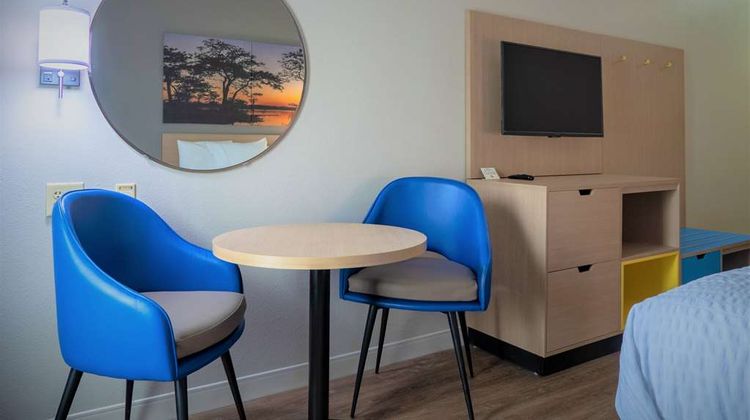 Days Inn & Suites - Savannah North I-95 Room