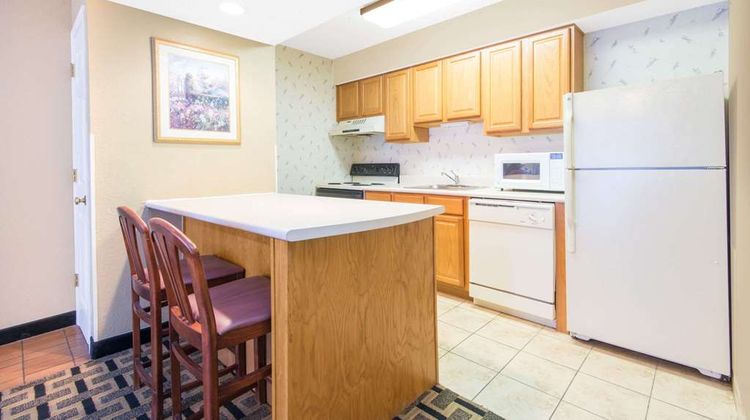 Hawthorn Extended Stay by Wyndham Wichita Suite