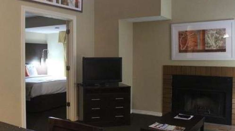 Hawthorn Extended Stay by Wyndham Wichita Suite