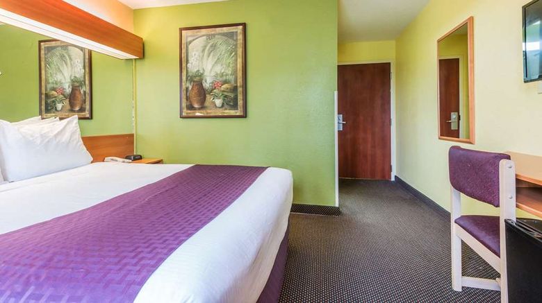 <b>Microtel Inn & Suites by Wyndham Auburn Room</b>. Images powered by <a href="https://iceportal.shijigroup.com/" title="IcePortal" target="_blank">IcePortal</a>.