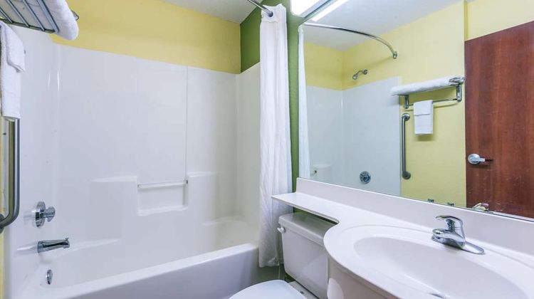 Microtel Inn & Suites by Wyndham Auburn Room