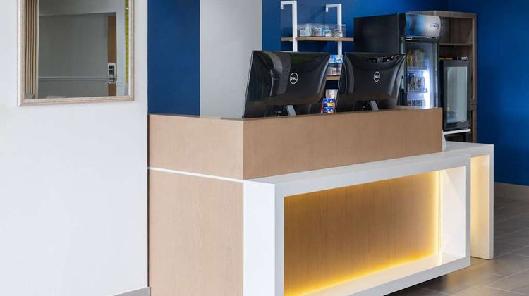 Microtel Inn & Suites by Wyndham Dover Lobby