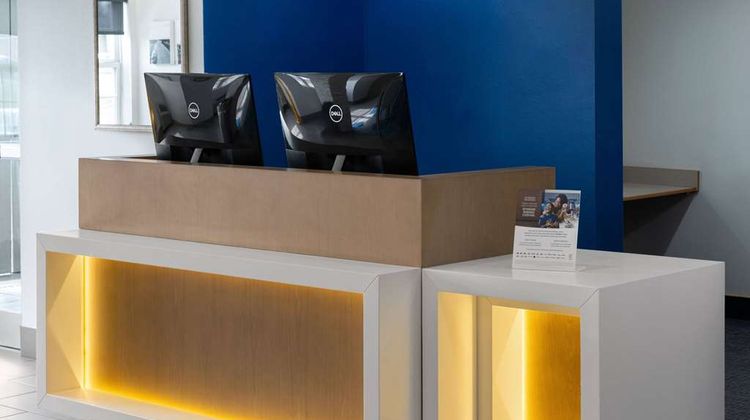 Microtel Inn & Suites by Wyndham Dover Lobby